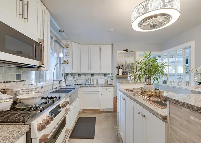 Near Parks & Eats! Elegant Southwest *
