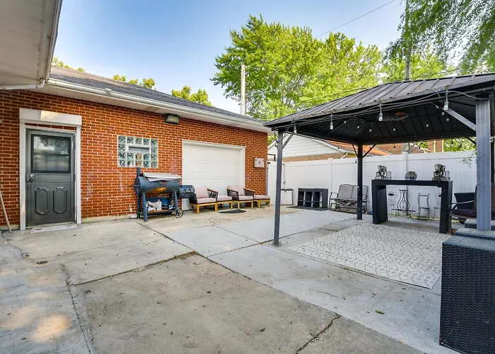 Near Parks & Eats! Elegant Southwest Chicago
