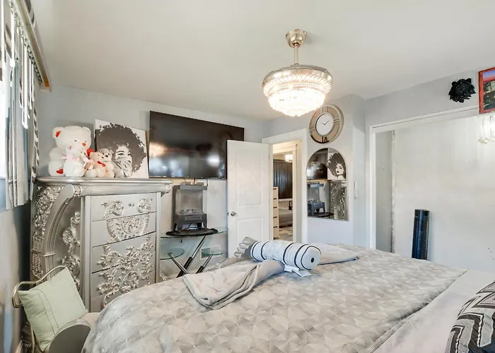 Near Parks & Eats! Elegant Southwest Chicago