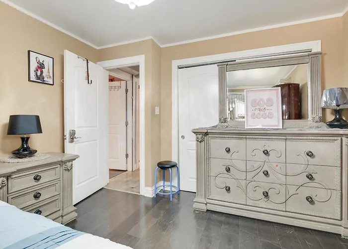 Near Parks & Eats! Elegant Southwest Hébergement de vacances