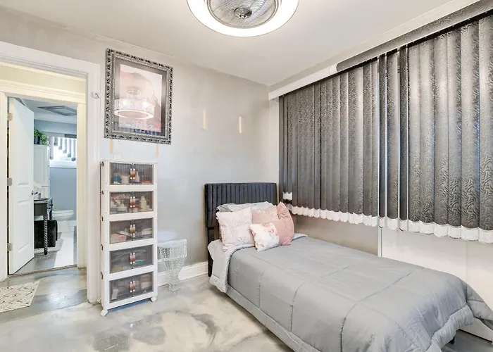 Near Parks & Eats! Elegant Southwest Chicago
