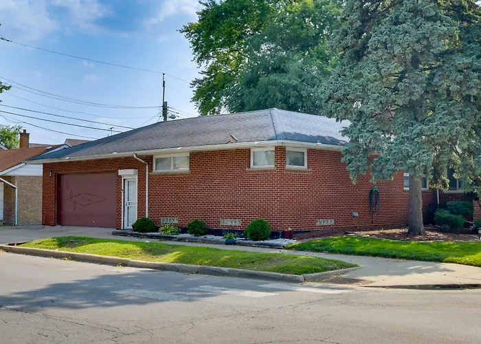 Near Parks & Eats! Elegant Southwest Chicago